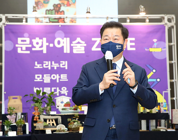 박승원 광명시장이 16일 시청 대회의실에서 열린 ‘2020 디딤돌 교육박람회’ 행사에 참석해 인사말을 하고 있다. (사진제공=광명시청)