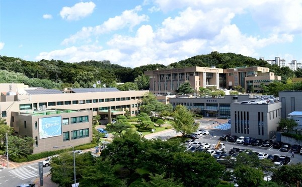 파주시는 시민들의 다양한 재정수요와 의견을 반영해 2021년도 예산안을 전년도에 비해 485억 원이 증가한 1조 5398억 원의 ‘전략적 예산’을 편성, 균형적인 지역발전을 도모키로 했다. 사진은 파주시청 전경. (사진=중앙신문DB)