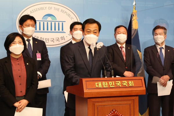 장현국 의장은 17일 오후 국회 소통관 2층서 열린 ‘지방의회법 제정 촉구 기자회견’에서 지방의회가 진정한 입법기관으로 거듭나기 위해선 지방의회법이 빠른 시일 내에 제정돼야 한다고 강조했다. (사진제공=경기도의회)