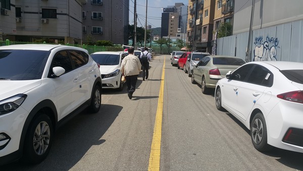 사진은 2018년 5월부터 7월까지 불법 주차 사진 주민들이 교통사고 위험에 노출돼 있는 모습.