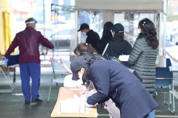 18일 오전 인천시 남동구 남동보건소 선별진료소에서 코로나19 진단검사를 받으러 온 시민들이 줄을 서 대기하고 있다. (사진=나문성 기자)