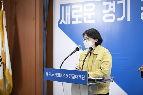 이희영 경기도 코로나19 긴급대책단 공동단장은 18일 정례 기자회견을 열고 “연말이 가까워지면서 성탄절, 송년회 등 행사나 모임을 계획하는 경우가 많을 것으로 예상된다”며 “그러나 이번 사회적 거리두기 격상이 코로나19 대유행을 막기 위해 단행됐다는 점에 유의해야 한다”며 이같이 밝혔다. (사진제공=경기도청)