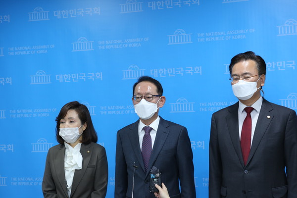 국회 법제사법위원회 김도읍 국민의힘 간사와 국민의힘 법사위원들이 19일 국회 소통관에서 기자회견을 열고 공수처장 후보 추천이 무산된 이유를 밝히고 있다. (사진=나문성 기자)
