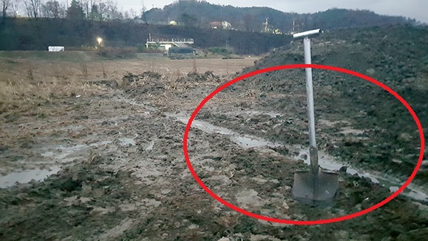 19일 오전 10시께 양평군 용문산 사격장에서 쏜 포탄이 1.5km 떨어진 옥천면 용천리 민가 인근 논에 떨어졌다. 인근 민가와의 거리는 불과 40m 정도로 오발탄이 제거된 모습. (사진=장은기 기자)