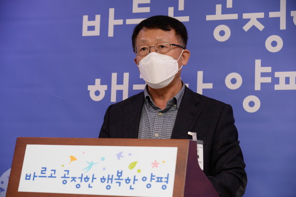 전영호 신성장사업국장이 비대면 긴급 브리핑을 갖고 정동균 양평군수의 강력히 규탄하는 성명서를 대독했다. (사진=양평군청)