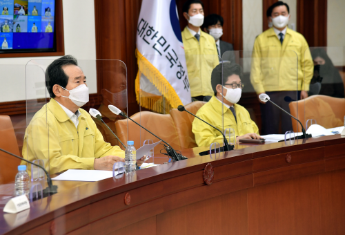 정세균 국무총리가 17일 수도권 사회적 거리두기를 1.5단계로 격상한다고 밝혔다. 사진에서 정 총리는 세종로 정부서울청사에서 열린 코로나19 중앙재난안전대책본부 회의를 주재하고 있다. (사진제공=중앙재난안전대책본부)