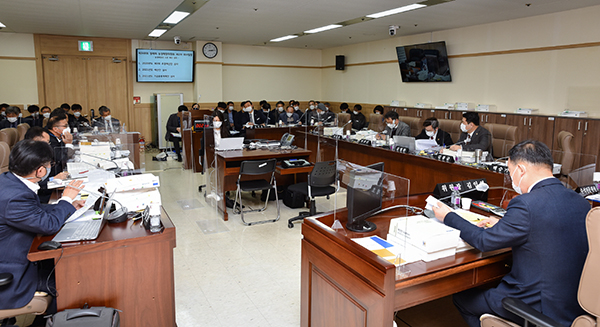 경기도의회 농정해양위원회는 23일 열린 농정해양국 소관 2021년도 세입·세출 예산안 및 기금운용계획안 심의에서 집행부의 2021년도 예산안 편성에 대한 강도 높은 비판과 함께 농업을 국가 주요 전략산업으로 바라보는 인식 전환의 필요성을 강조했다. (사진제공=경기도의회)