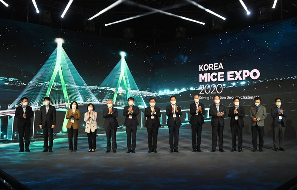 박남춘 인천시장 24일 송도컨벤시아에서 열린 ‘코리아 마이스 엑스포 2020’에서 내빈들과 기념촬영을 하고 있다. (사진제공=인천시청)