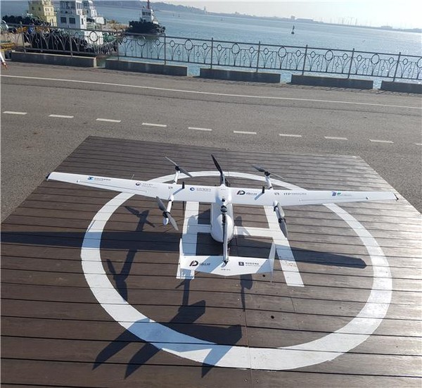 파블로항공은 지난 21일 VTOL 드론 2대를 이용해 섬 지역에서 필요한 의약품 등을 싣고 인천 신항 관리부두에서 영흥도, 자월도까지 총 80.6km 거리 배송을에 성공했다. 사진은 배송 준비를 하고 있는 드론. (사진제공=인천시청)