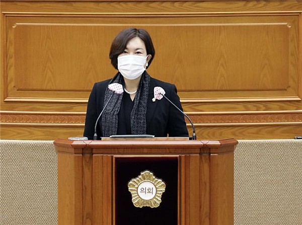 25일 안양시의회 이채명 의원 등에 따르면 전동킥보드 등 개인형 이동수단인 퍼스널 모빌리티가 시민들의 보행안전을 위협하고 있다고 지적했다. (사진제공=안양시의회)