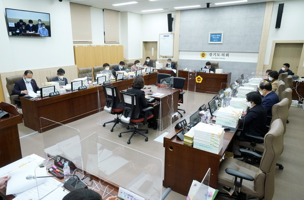 경기도의회 교육행정위원회는 지난 24일부터 2020년도 제3회 경기도교육비특별회계 추가경정예산안과 2021년도 본 예산안에 대한 심의에 돌입했다. (사진제공=경기도의회)