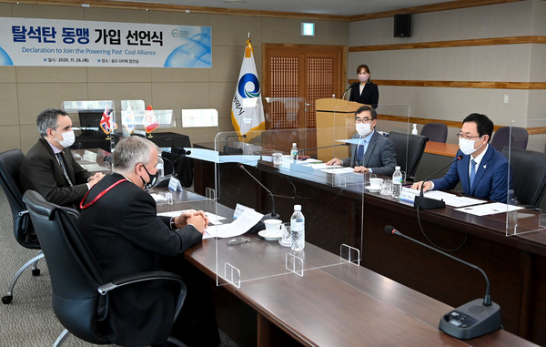 박남춘 인천광역시장 26일 송도 G타워에서 열린 '탈석탄 동맹(PPCA) 가입 선언식'에서 인사말을 하고 있다. (사진제공=인천시청)