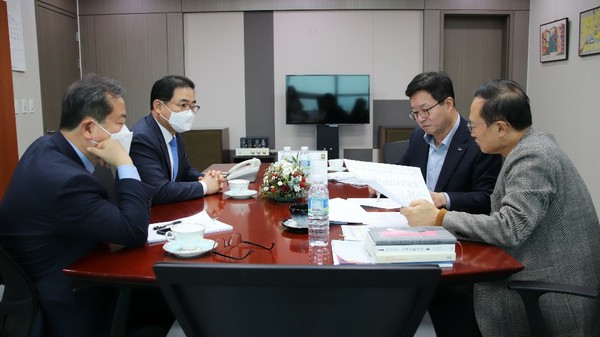 조광한 남양주시장(사진 왼쪽)이 참좋은지방정부위원회 홍영표 위원장과 경기도 특별조사건에 대해 논의하고 있다. (사진제공=남양주시청)