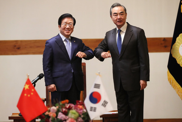 박병석 국회의장이 27일 국회 사랑재에서 왕이 중국 국무위원겸 외교부장 예방을 받고 기념촬영을 하고 있다. (사진=국회 제공)