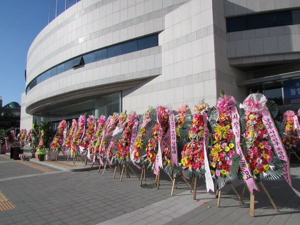초겨울 날씨에도 불구, 남양주시청 광장에 조광한 시장을 응원하는 수백여 개의 화환과 화분이 전시돼 있어 눈길을 끌고 있다. (사진=한승목 기자)