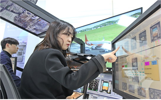 인천시는 주안국가산단에 소재한 한국폴리텍대학 남인천캠퍼스가 1일 ‘항공 MRO 특화 캠퍼스’로 전환해 항공정비 전문가 인력양성 산실로 새 출발했다고 밝혔다. 사진은 한국폴리텍 항공정비 특화대학 교육훈련. (사진제공=인천시청)