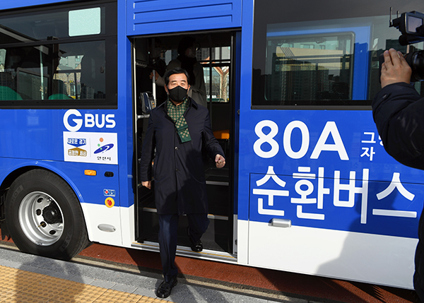 안산시는 1일 중앙동 Free Art Zone에서 시 남부권을 순환하는 ‘해양-Blue’ 버스의 개통식을 열었다. (사진제공=안산시청)