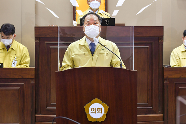 정동균 양평군수가 1일 양평군의회 시정연설을 통해 2021년 군정운영 방향을 설명하고 있다. (사진제공=양평군청)