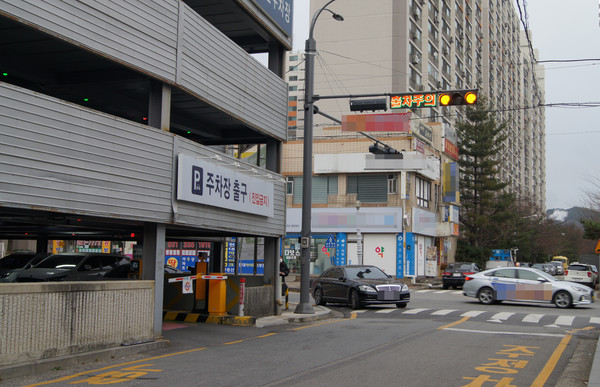 지난해 A병원은 차량통행이 적은 병원 후문 쪽으로 설치돼 있던 3층 높이의 야외주차장 출, 입구 중, 출구 방향을 1082번길 도로 쪽으로 변경, 설치했다. (사진=허찬회 기자)