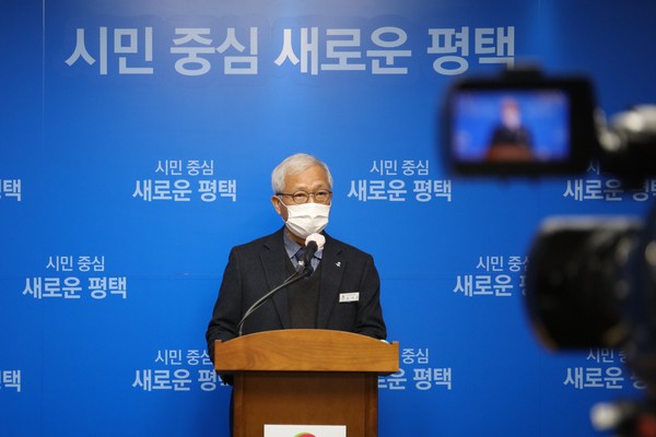 평택시 윤태흠 자원순환과장이 ‘청북 어연·한산 산업단지 내 의료폐기물 소각장 추진’과 관련한 현안사항에 대한 입장을 시청 브리핑룸에서 발표했다. (사진제공=평택시청)