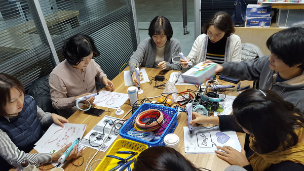 디지털창작소에서 3D펜창작동아리가 작품 활동을 하고 있다. (사진=과천시청)