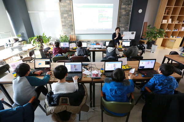 디지털창작실에서 학생들을 대상으로 코딩수업을 진행하고 있다. (사진제공=과천시청)