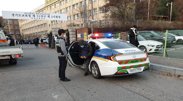 3일 오전 7시 30분경 성남여고에서 수험생 김00이 시험장소 착오로  성남여고로 와 경찰관에 도움을 요청 순찰차로 약 1km를 태워 성~ (사진제공=경기남부지방경찰청)