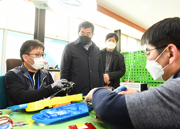 윤화섭 안산시장(왼쪽 2번째)이 3일 생활밀착 종합수리센터 ‘생생 대장간’ 개소식에 참석해 작업 현장을 둘러보고 있다. (사진제공=안산시청)