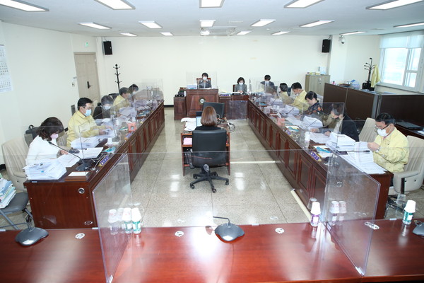 고양시의회는 예산결산특별위원회를 구성해 지난 4일 위원장에 장상화 의원, 부위원장에는 김미수 의원을 각각 선출하고 2021년도 예산안 2조 6975억원을 심사한다. (사진제공=고양시의회)