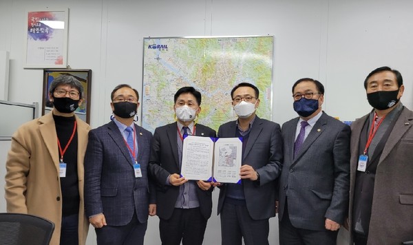 수도권내륙선의 제4차 국가철도망구축계획 반영을 위해 안성시, 화성시, 진천군, 청주시 의회가 7일 국토교통부에 공동건의문을 전달했다. (사진제공=안성시청)