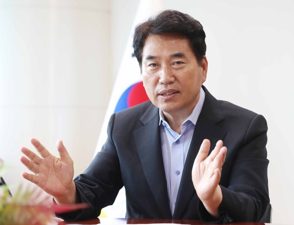 백군기 용인시장은 “지역경제 회복을 통한 민생, 새로운 성장판이 될 혁신, 모두를 하나로 결집시키는 소통을 기반으로 더 큰 바다로 향하겠다”고 강조하며 2021년 시정운영 방향에 대해 설명했다. (사진제공=용인시청)