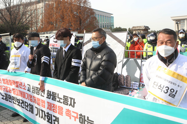 9일 오후 서울 여의도 국회 앞에서 열린 남동발전 영흥화력발전소 고 심장선 화물노동자 사망사고 진상 규명과 중대재해기업처벌법 제정을 촉구하는 노동안전보건단체 기자회견에서 고인의 아들이 발언하고 있다. (사진=나문성 기자)