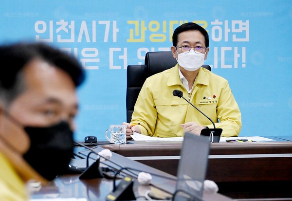 9일 인천시 박남춘 시장이 ‘코로나19 수도권 방역상황 긴급보고 (영상)회의’에서 코로나19 대응 상황과 건의사항을 보고했다. (사진=중앙신문DB)