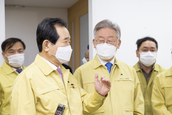 정세균 총리는 신규 확진자가 집중되고 있는 수도권 각 지역에 선택적 선제 검사를 들어갈 계획이라고 9일 밝혔다. 정세균 국무총리가 이재명 경기도지사와 코로나 바이러스 감염증 19 중앙재난안전대책본부 회의종료 후 홈케어시스템 운영단을 방문하고 있다. (사진제공=경기도청)