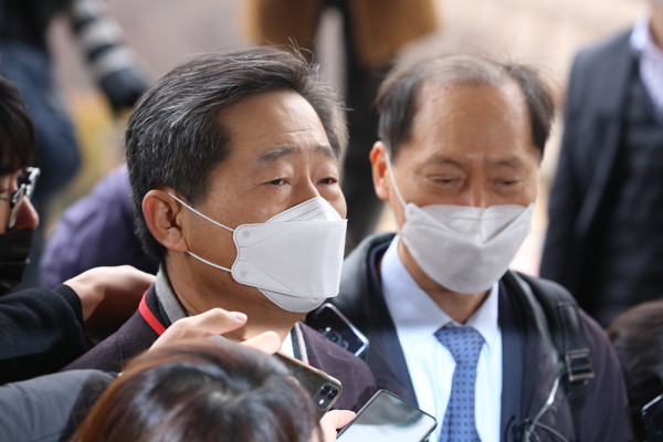 윤석열 검찰총장의 변호를 맡은 이석웅 변호사(왼쪽)와 이완규 변호사가 10일 오전 경기도 과천 정부과천청사에서 입장하고 있다. (사진공동취재단)