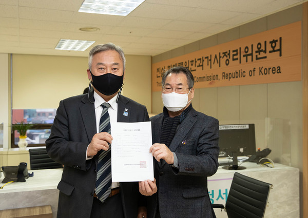 이재강 경기도 평화부지사가 10일 과거사정리위원회(이하 진실화해위원회)를 찾아 선감학원사건 피해자신고센터를 통해 접수한 피해자명단과 원아대장을 위원회에 제출했다. (사진제공=경기도청)