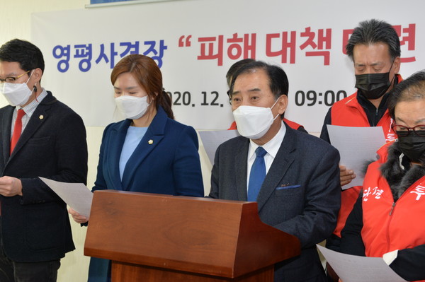 박윤국 포천시장은 지난 9일 포천시의회와 사격장 등 군(軍) 관련시설 범시민대책위원회 공동으로 ‘영평사격장 피해 대책 촉구 성명서’ 발표에 나섰다. (사진제공=포천시청)