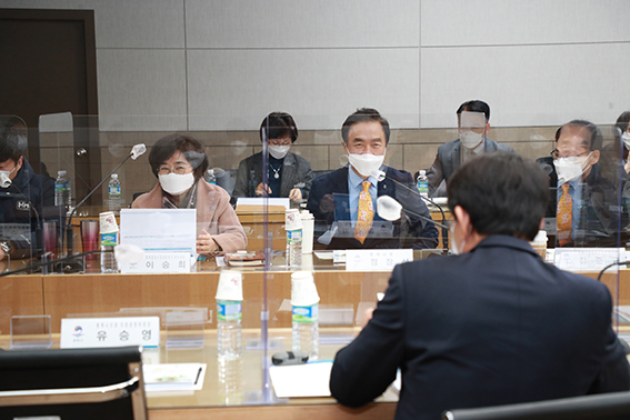 평택시는 10일 중장기 푸드플랜 종합계획을 위해 먹거리정책 연계 부서장 및 농협, 각 시민단체 단체장 등 30여명이 참석한 가운데 ‘평택시 푸드플랜 수립’ 연구용역 최종보고회를 진행했다. (사진제공=평택시청)