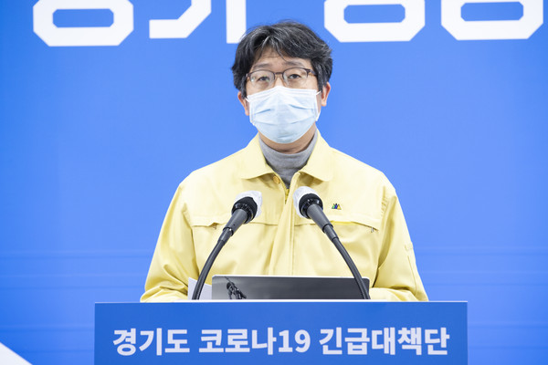 11일 오후 경기도청 구관2층 브리핑룸에서 임승관 코로나19 긴급대책단 공동단장이 온라인 브리핑 방식으로 코로나19 긴급대책단 정례브리핑을 하고있다.  (사진제공=경기도청)