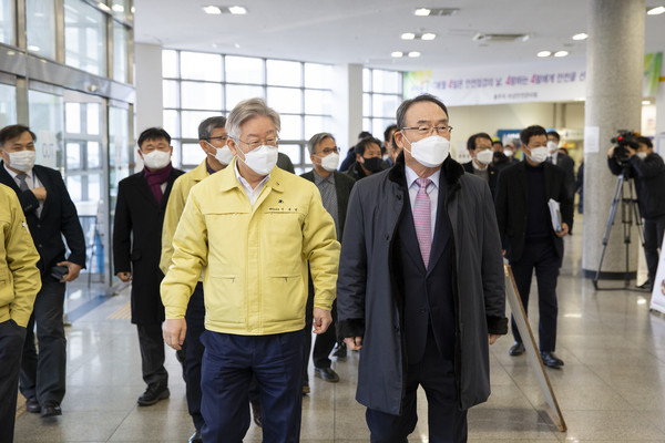 14일 오전 민간시설에 대한 첫 긴급동원 조치에 착수한 이재명 경기도지사와 김인규 경기대학교 총장이 수원 경기대 기숙사를 현장점검 하고있다. (사진제공=경기도청)