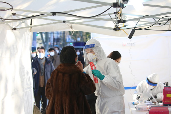 코로나19 확산에 선제적으로 대응하기 위해 수도권 150여곳에 임시선별진료소가 설치 운영된다. 14일 오후 서울 종로구 탑골공원에 마련된 마련된 임시선별진료소에서 시민들이 코로나19 검사를 받고 있다. (사진=나문성 기자)