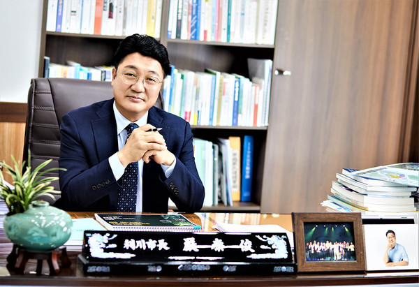 이천시가 올 연말 정부와 경기도 등이 실시한 각종 평가에서 두각을 나타내면서 국민행복민원실 대통령상 수상 등 상복이 터졌다. 사진은 엄태준 이천시장. (사진제공=이천시청)