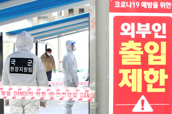 수도권 역학조사 지원중인 특전사 장병들이 선별진료소에서 시민들을 안내하고 있다 . (사진제공=육군 특전사)