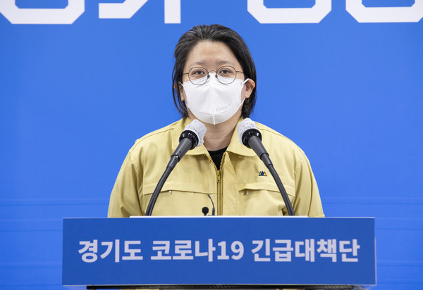 15일 오후 경기도청 브리핑룸에서 이희영 경기도 코로나19 긴급대책단 공동단장(분당서울대학교병원 공공의료사업단 교수)이 온라인 브리핑으로 코로나19 긴급대책단 정례브리핑을 하고있다. (사진제공=경기도청)