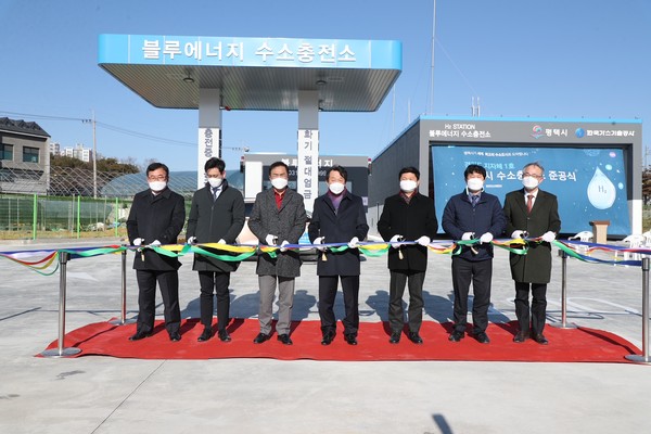 평택시는 15일  정장선 평택시장, 홍선의 평택시의회 의장, 홍기원 국회의원 등이 참석해  道 지자체 1호 수소충전소인 ‘블루에너지 수소충전소’ 준공식을 개최했다. (사진제공=평택시청)