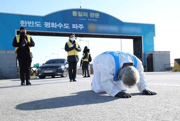 15일 오후 파주 통일대교에서 이재강 경기도평화부지사가 개성공단재개촉구를 위한 삼보일배를 하고있다. (사진제공=경기도청)