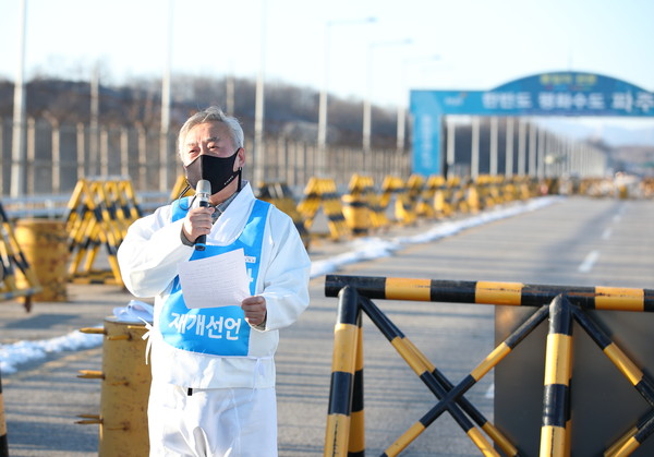 15일 오후 파주 통일대교에서 이재강 경기도평화부지사가 개성공단재개촉구를 위한 삼보일배를 하기전 기자회견을 열어 입장을 밝히고있다. (사진제공=경기도청)