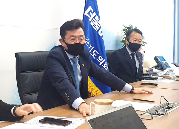 박근철 경기도의회 더불어민주당 대표의원이 16일 경기도와 경기도교육청 예산 예산안 심의 결과를 설명하며 민주당의 정책사업으로 총 36개 사업에 1134억원이 반영됐다고 전했다. (사진=김삼철기자)