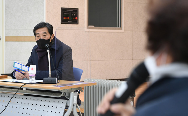 윤화섭 안산시장은 17일 조두순 출소 이후 불안에 떨고 있는 주민들을 만나 시 대책을 공유하며 현장의 목소리를 청취했다. (사진제공=안산시청)