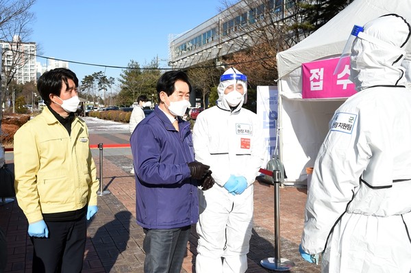 안병용 의정부시장이 17일 전철 1호선 녹양역 1번 출구에 추가로 마련된 코로나19 무료 선별진료소를 방문해 운영상황을 점검하고 관계자들을 격려하고 있다. (사진제공=의정부시청)